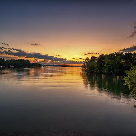 Lake Norman Hideaway ムアズビル エクステリア 写真